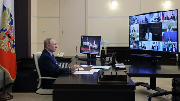 Президент России Владимир Путин в формате видеоконференции проводит встречу с инвалидами и представителями общественных организаций