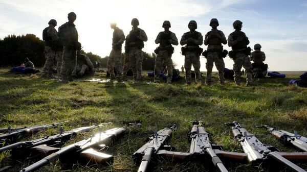 Украинские военные во время тренировки на военной базе в Великобритании