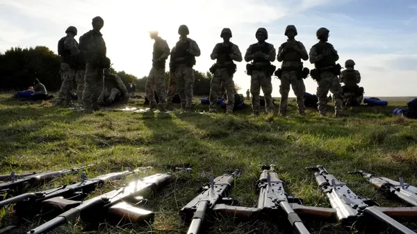 Украинские военные во время тренировки на военной базе Вооруженных сил Великобритании