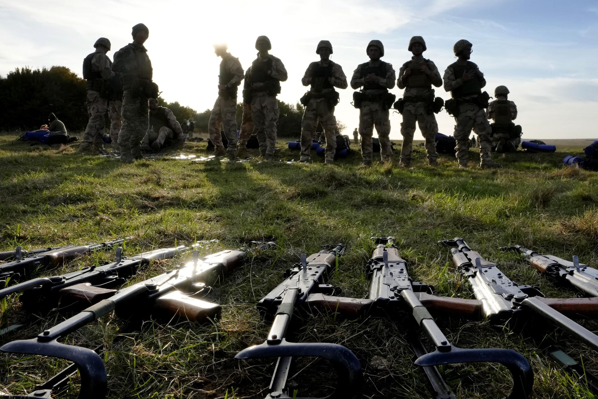 Украинские военные во время тренировки на военной базе вооруженных сил Великобритании - РИА Новости, 1920, 16.11.2023