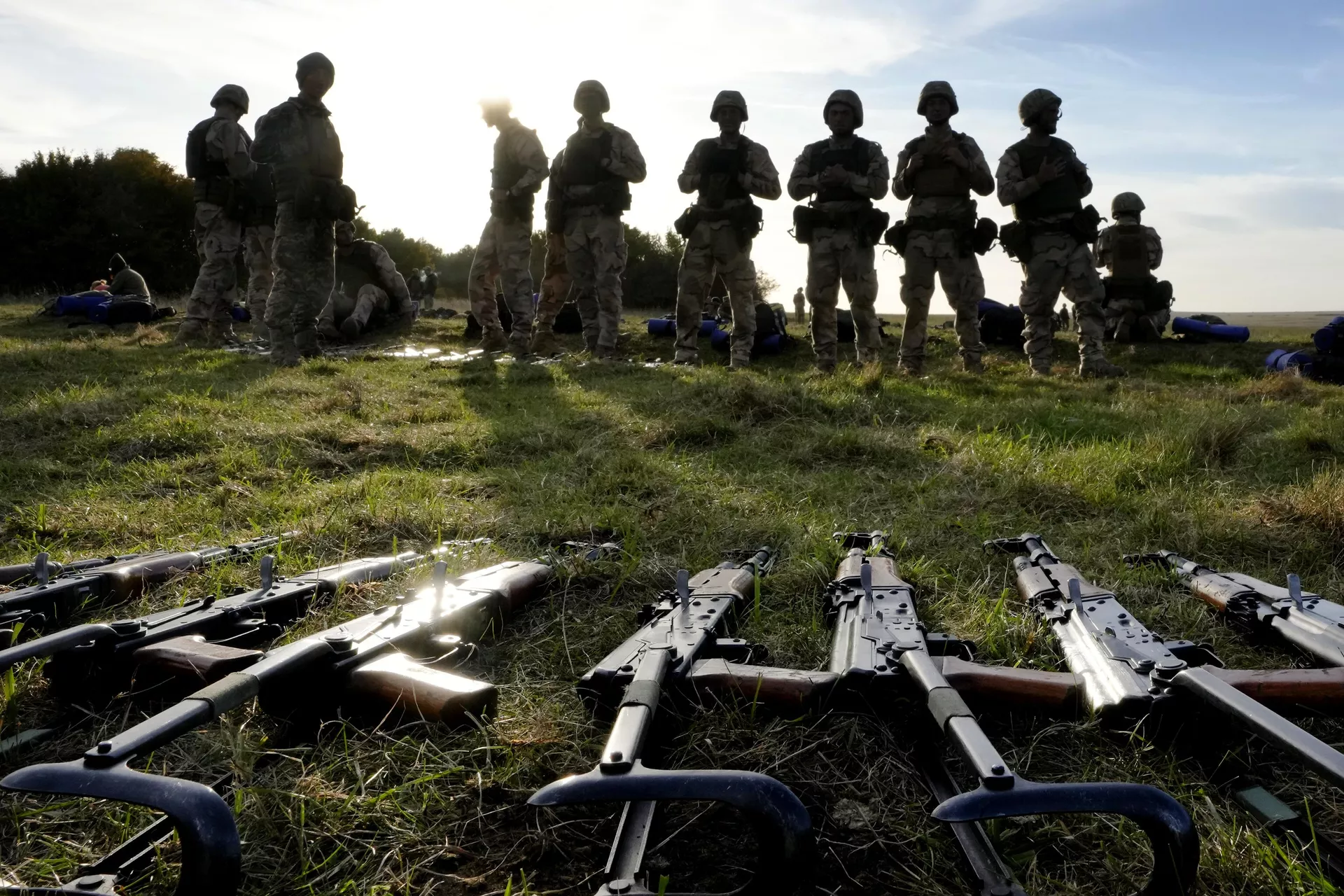 Украинские военные во время тренировки на военной базе вооруженных сил Великобритании Украинские военные во время тренировки на военной базе вооруженных сил Великобритании - РИА Новости, 1920, 16.11.2023