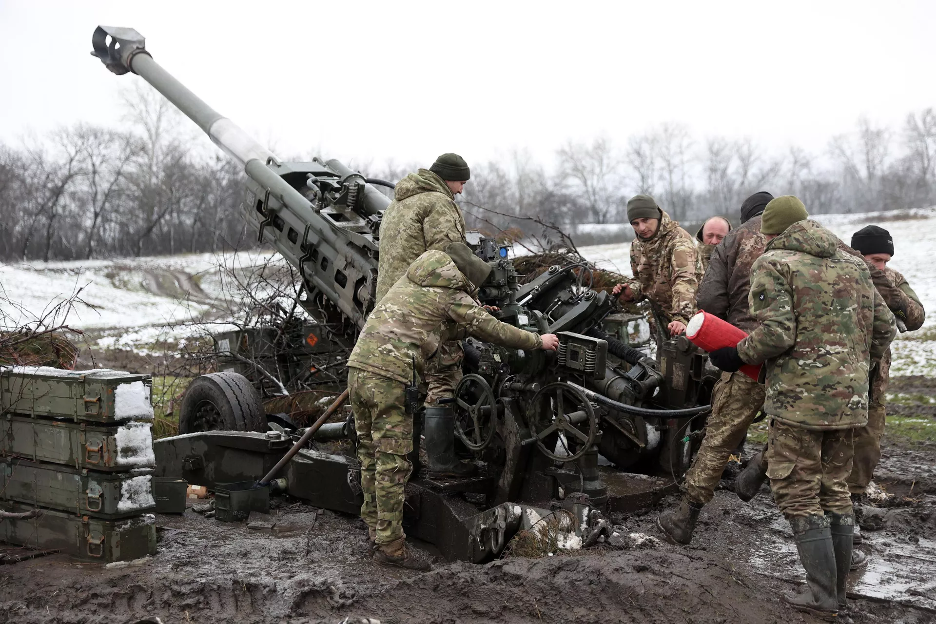 Украинские артиллеристы перезаряжают гаубицу M777 - РИА Новости, 1920, 24.11.2023