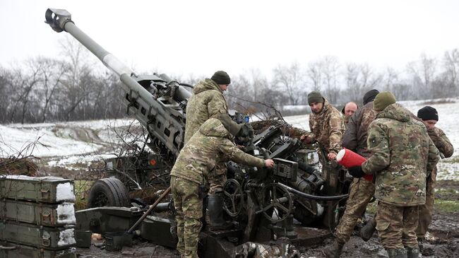 Украинские артиллеристы перезаряжают гаубицу M777