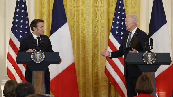 Президент Франции Эммануэль Макрон и президент США Джо Байден во время совместной пресс-конференции в Восточном зале Белого дома в Вашингтоне