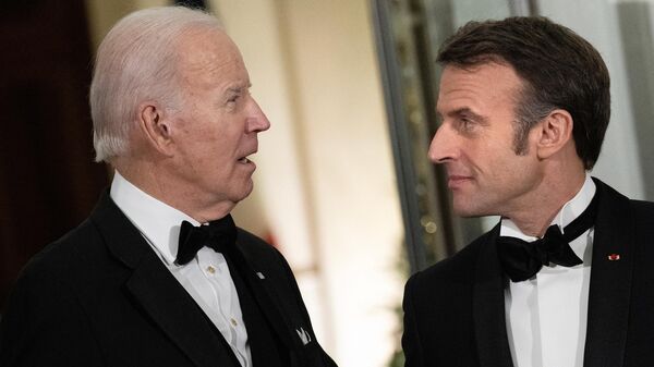 Президент США Джо Байден и президент Франции Эммануэль Макрон перед началом торжественного ужина в Вашингтоне