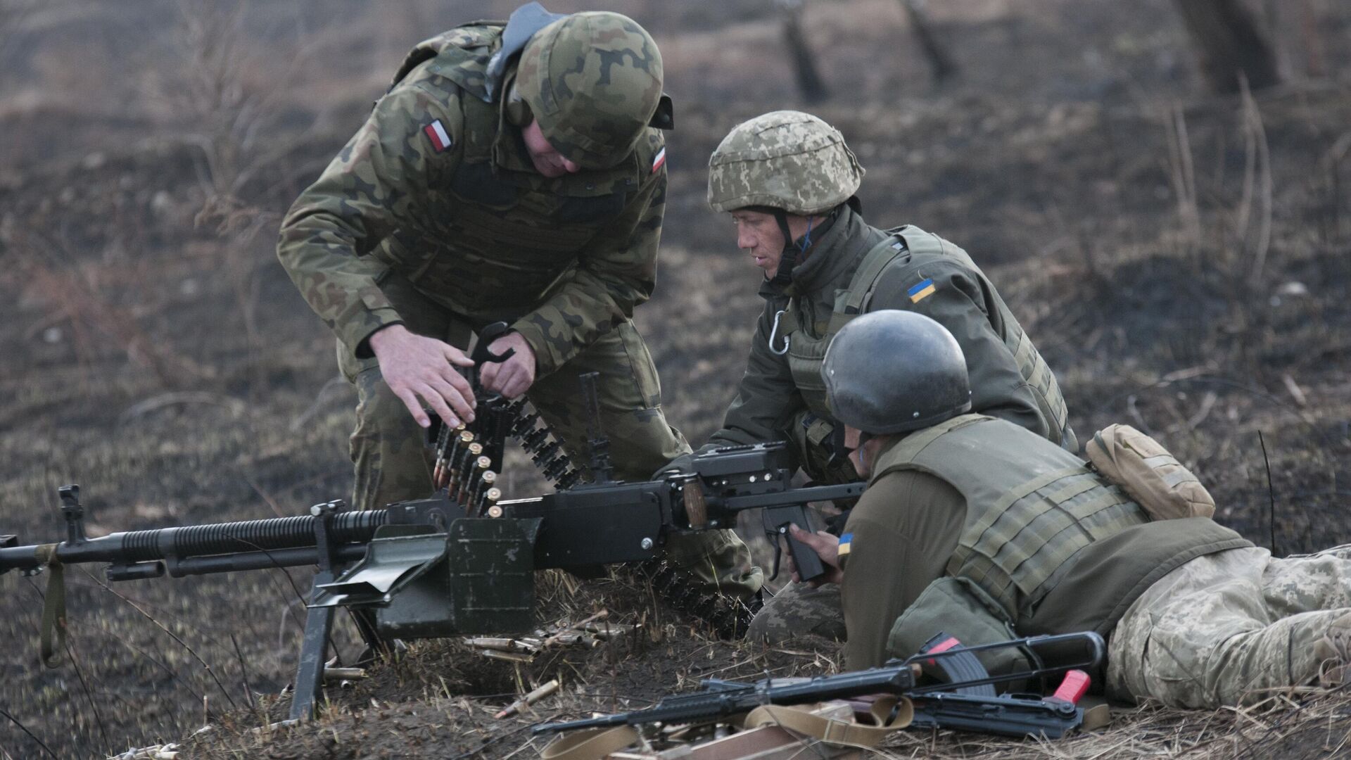 Польский инструктор обучает солдат ВСУ на Яворовском полигоне во Львовской области. Архивное фото - РИА Новости, 1920, 06.01.2023