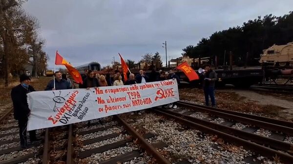 Протест возле греческого порта, где поезд с военной техникой США сошел с рельс