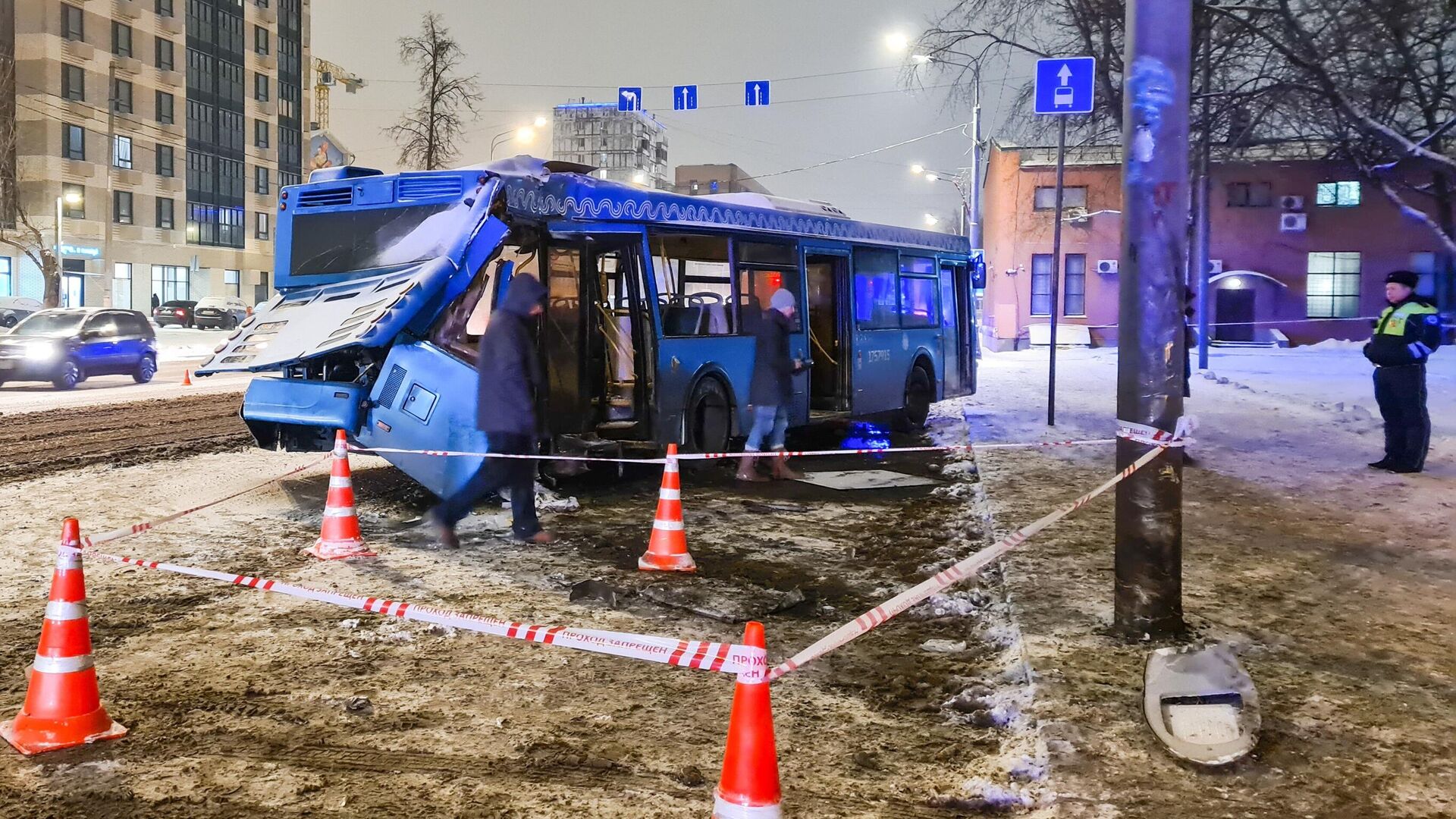 В Москве автобус наехал на мачту освещения - РИА Новости, 03.12.2022