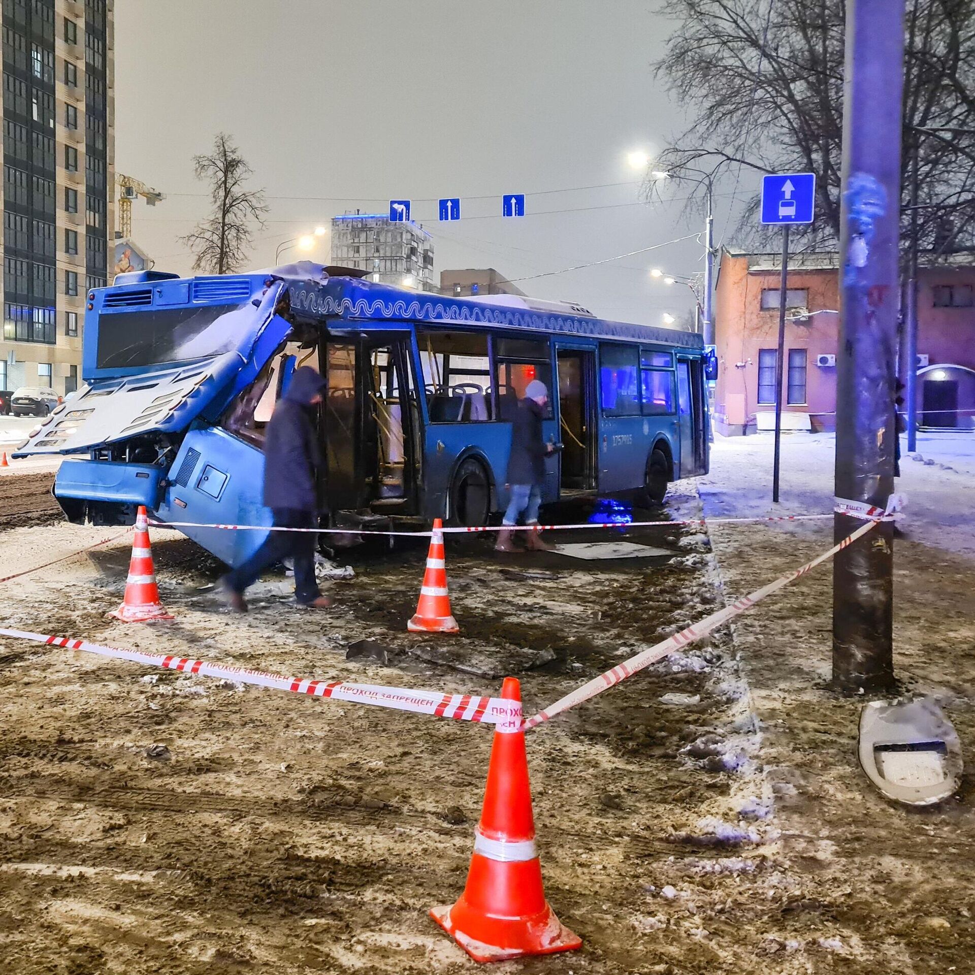 В Москве автобус наехал на мачту освещения - РИА Новости, 03.12.2022