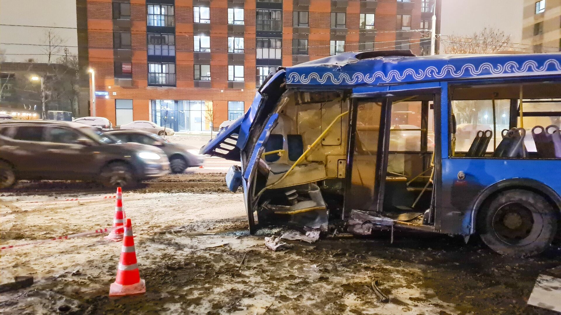 Последствия наезда рейсового автобуса на мачту городского освещения на Люблинской улице в Москве - РИА Новости, 1920, 03.12.2022