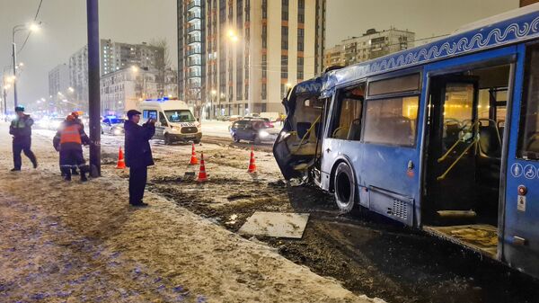 Последствия наезда рейсового автобуса на мачту городского освещения на Люблинской улице в Москве