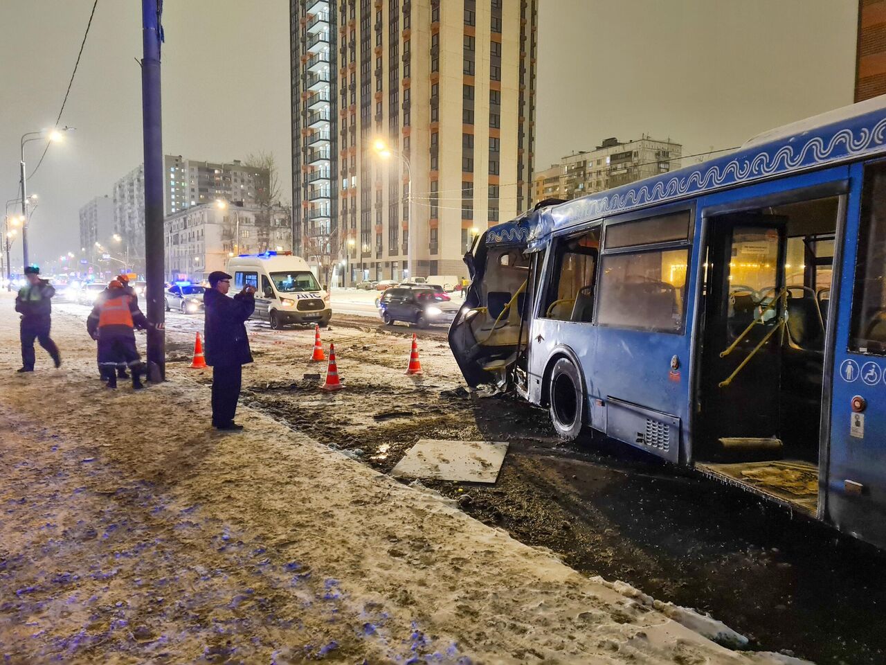 В ДТП с автобусом в Москве пострадали 13 человек - РИА Новости, 03.12.2022