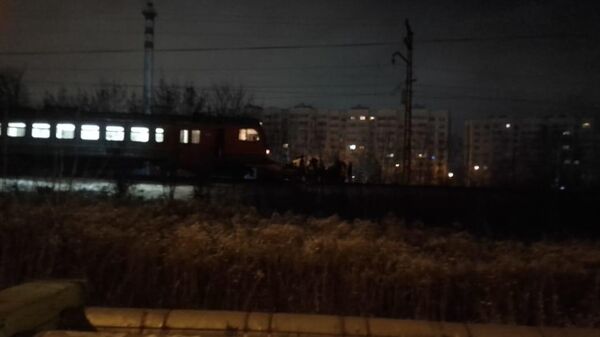 Электропоезд и автомобиль столкнулись в Подмосковье.