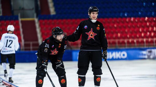Хоккеисты СКА-Нефтяника в матче чемпионата России по бенди