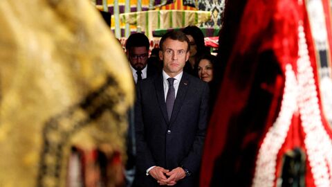 Президент Франции Эммануэль Макрон на выставке По дороге в Самарканд в Институте арабского мира в Париже