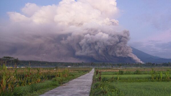 Извержение вулкана Семеру на острове Ява в Индонезии