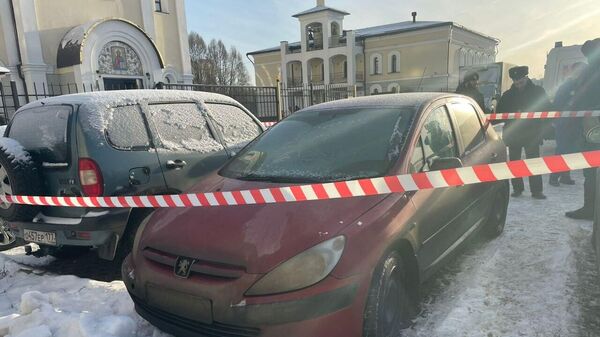 Оперативные службы на месте ЧП на парковке в районе Вешняки на востоке Москвы