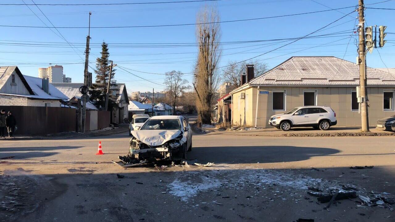 ДТП с участием автомобилей Toyota Avensis и Nissan Liberty в центре Воронежа - РИА Новости, 1920, 04.12.2022