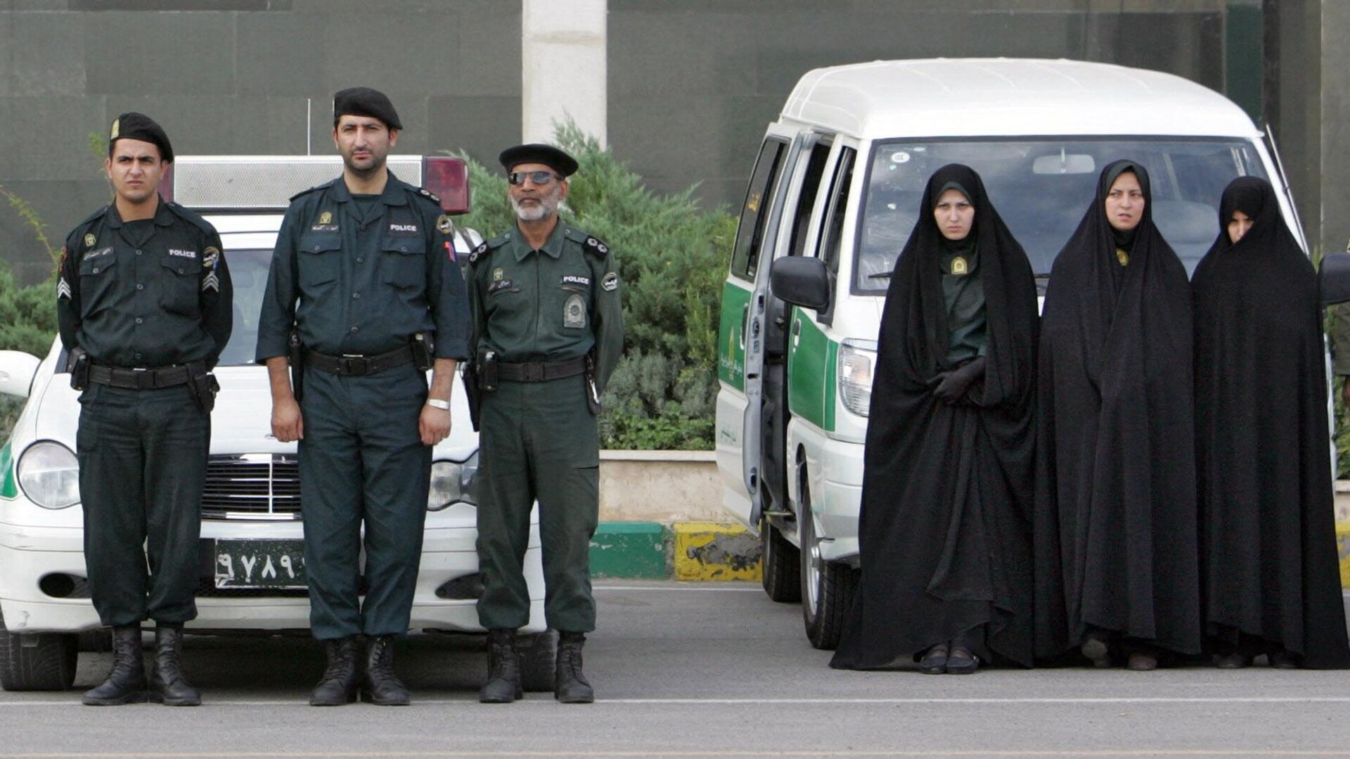 Сотрудники полиции перед началом проверки соблюдения исламского дресс-кода в Тегеране, Иран - РИА Новости, 1920, 04.12.2022