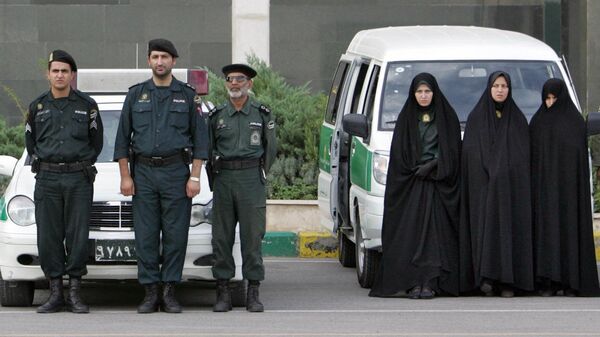 Сотрудники полиции перед началом проверки соблюдения исламского дресс-кода в Тегеране, Иран