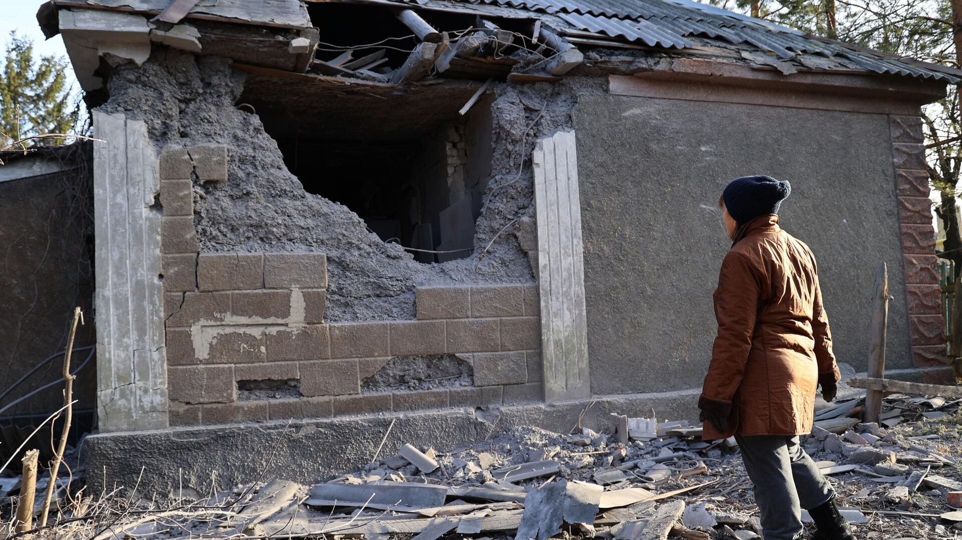 Жилой дом в Киевском районе Донецка, частично разрушенный в результате обстрела ВСУ - РИА Новости, 1920, 08.12.2022