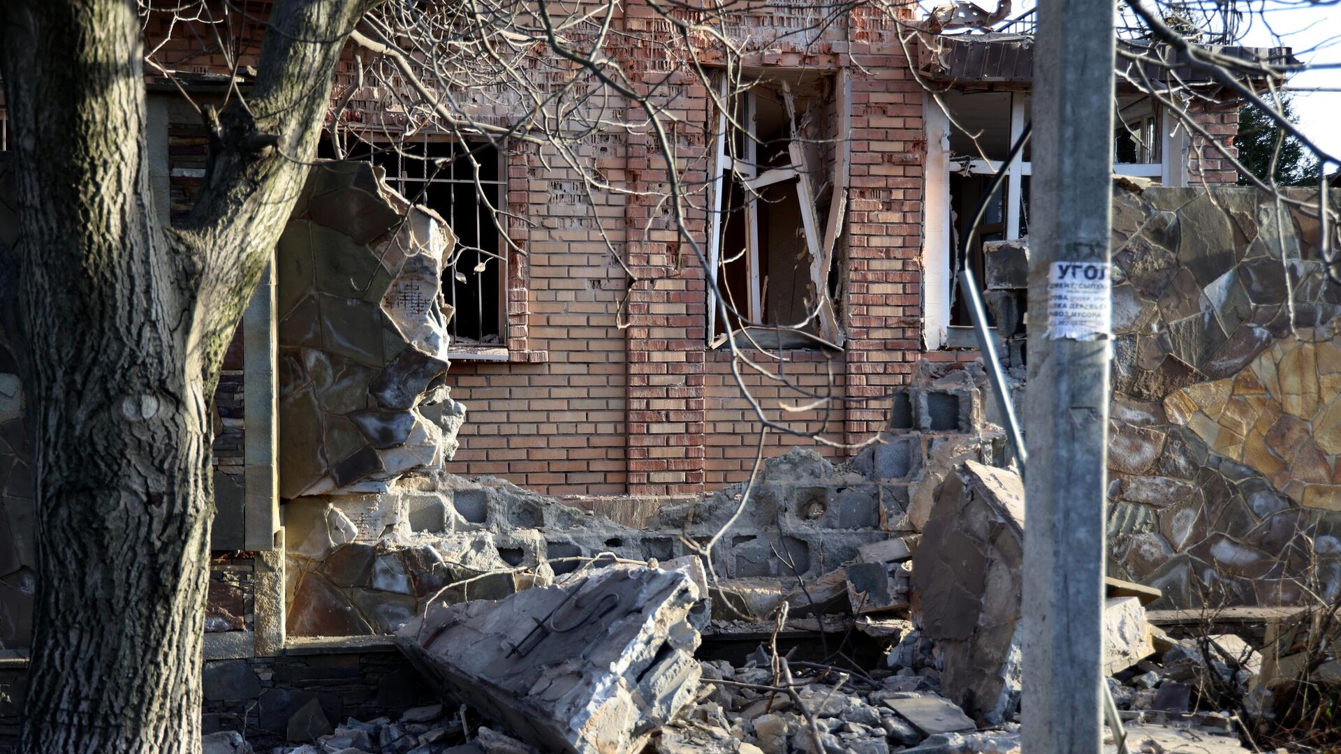 Жилой дом в Киевском районе Донецка, частично разрушенный в результате обстрела ВСУ - РИА Новости, 1920, 07.12.2022