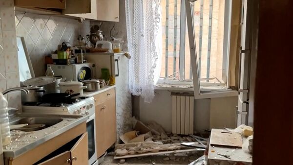 Дыра в стене и проломленное стекло машины: последствия обстрела Донецка