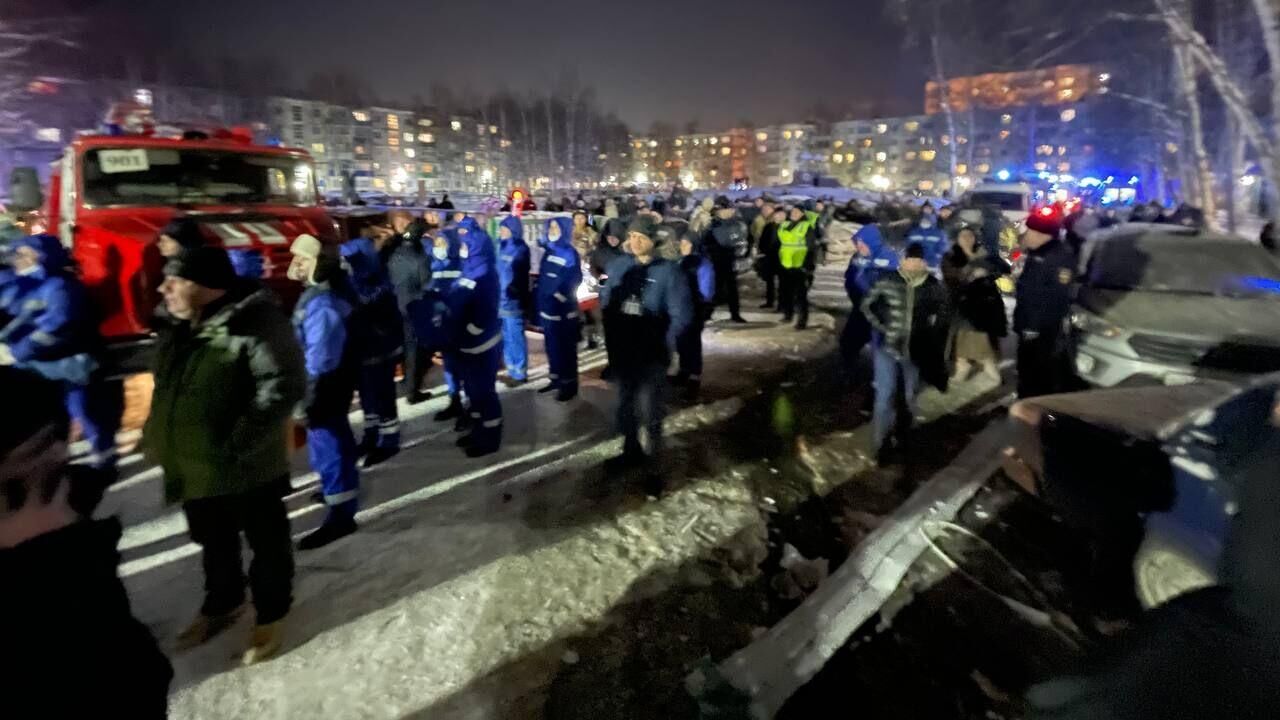 На месте взрыва бытового газа в многоэтажном доме в Нижневартовске - РИА Новости, 1920, 04.12.2022