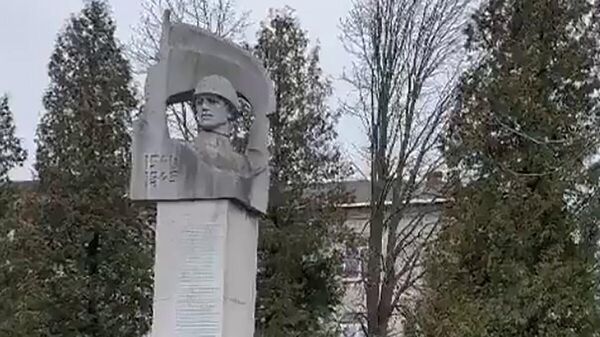Снос памятника Советскому солдату-освободителю во Львовской области на Украине. Кадр видео