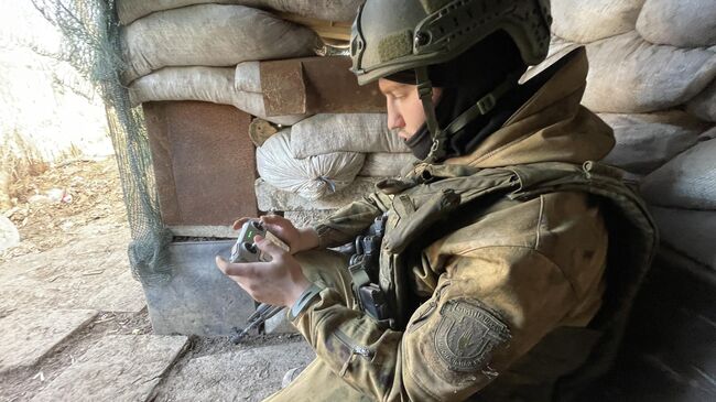 Боец с позывным Камчатка управляет дроном Боец с позывным Камчатка управляет дроном