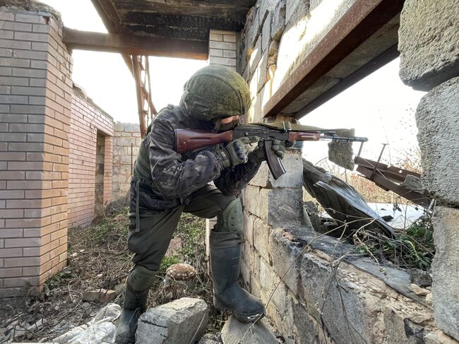 Боец интербригады Пятнашка с позывным Ямал на огневой позиции Боец интербригады Пятнашка с позывным Ямал на огневой позиции