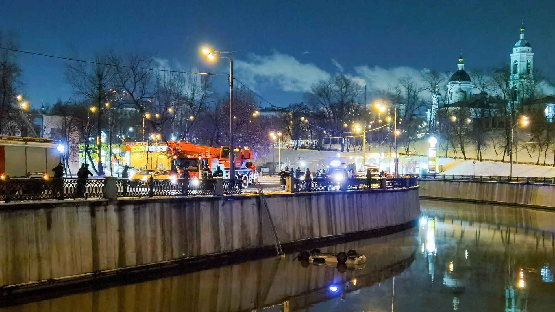 В Москве в районе Наставнического переулка машина упала в реку - РИА  Новости, 05.12.2022