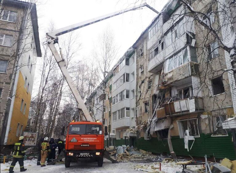 Сотрудники спасательной службы МЧС России устраняют последствия обрушения жилого дома на улице Мира в Нижневартовске