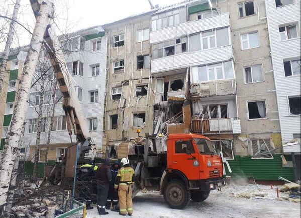 Сотрудники спасательной службы МЧС России устраняют последствия обрушения жилого дома на улице Мира в Нижневартовске