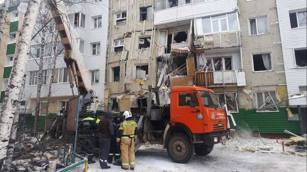 Сотрудники спасательной службы МЧС России устраняют последствия обрушения жилого дома на улице Мира в Нижневартовске