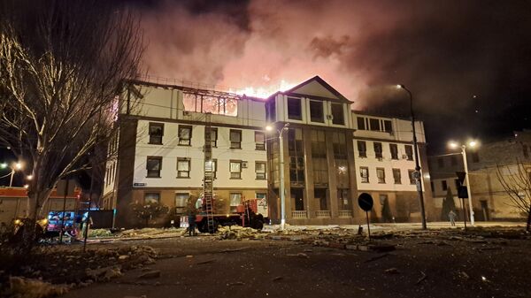 Пожар в здании, возникший в результате ночного обстрела Донецка