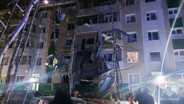 Частично обрушившийся жилой дом на улице Мира в Нижневартовске