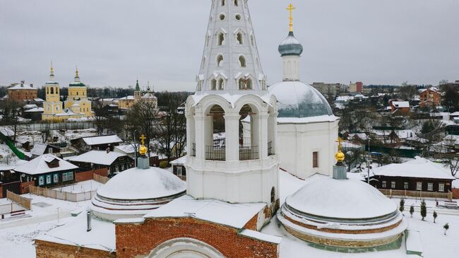 Троицкий собор на Соборной горе стоит в окружении частных домов