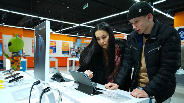 Молодые люди в магазине бытовой техники и электроники в Москве