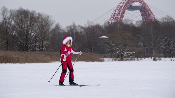 Женщина на лыжах на Бездонном озере в Серебряном бору в Москве