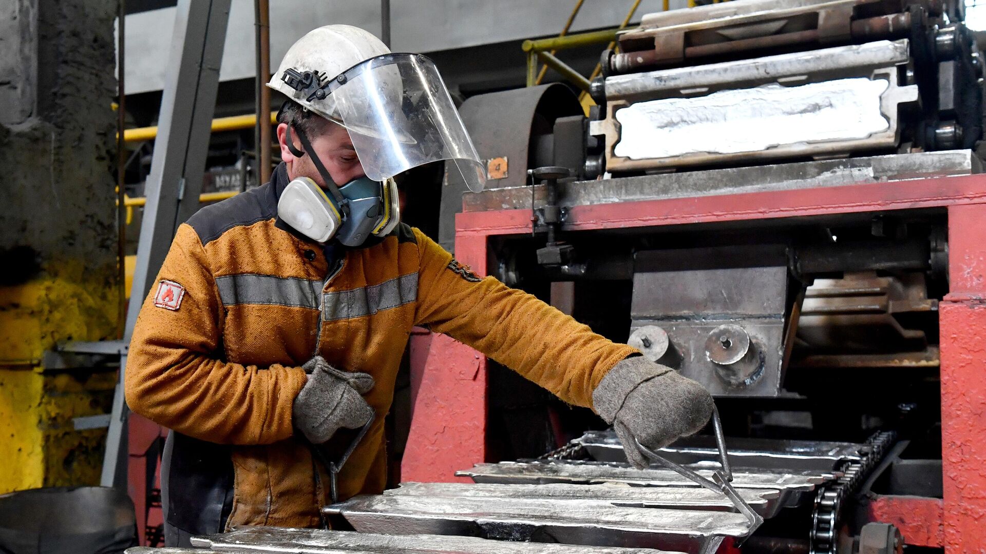 The worker takes out the finished ingots from the foundry molds - RIA Novosti, 1920, 03/14/2023