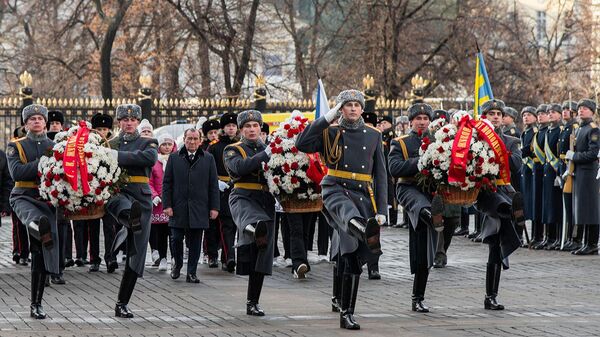 Церемония возложения цветов и венков к Могиле Неизвестного Солдата в честь 81-й годовщины начала контрнаступления советских войск в битве под Москвой