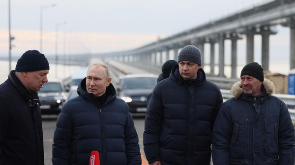 Президент РФ Владимир Путин слушает доклад вице-премьера РФ Марата Хуснуллина о ремонтных работах о восстановлении после теракта Крымскому мосту