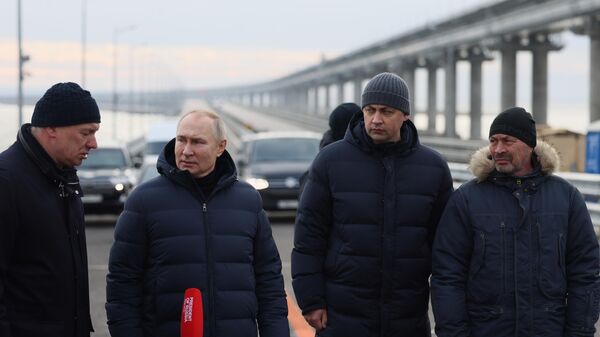 Президент РФ Владимир Путин слушает доклад вице-премьера РФ Марата Хуснуллина о ремонтных работах о восстановлении после теракта Крымскому мосту
