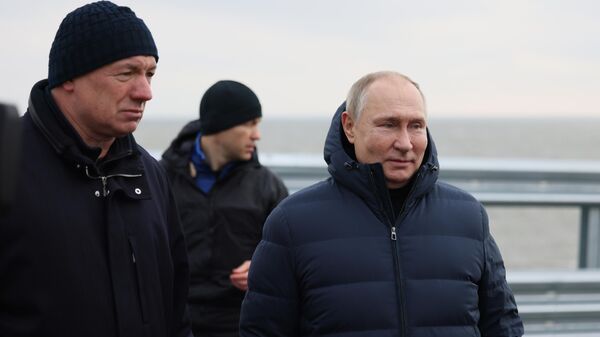 Президент России Владимир Путин слушает доклад вице-премьера Марата Хуснуллина о ремонтных работах о восстановлении после теракта Крымскому мосту