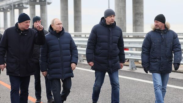 Президент РФ Владимир Путин слушает доклад вице-премьера РФ Марата Хуснуллина о ремонтных работах по восстановлению после теракта Крымского моста