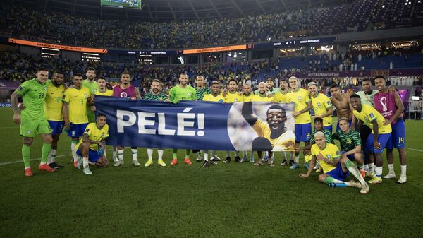 Футболисты сборной Бразилии с баннером в поддержку Пеле на чемпионате мира 2022 года в Катаре
