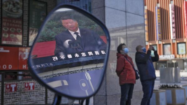 Председатель КНР Си Цзиньпин на экране трансляции в Пекине
