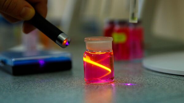 Светящиеся в растворе маячки - это молекулы родамина-известной флуоресцентной метки