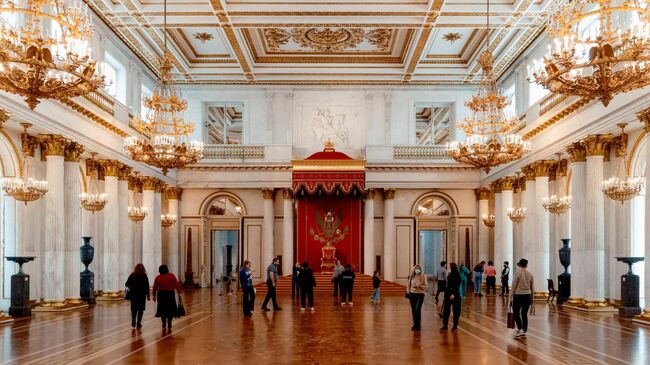 Посетители Георгиевского зала в Государственном Эрмитаже в Санкт-Петербурге